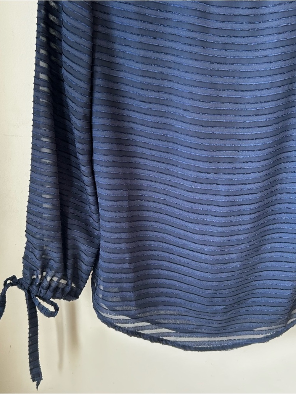 🟢 5 for $25 🟢 Banana Republic Navy Semi-Sheer Striped Tie-Sleeve Blouse - Picture 4 of 5